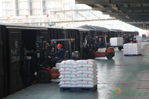 兰州石化化工储运厂备足货源助春耕